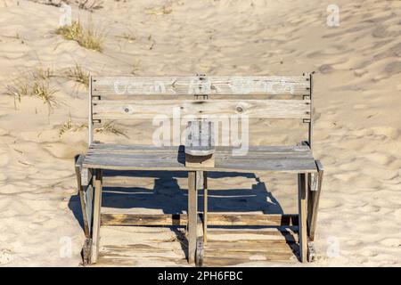 Banc en bois fait à la main avec Ocean Rd Beach peint à la main à l'arrière Banque D'Images