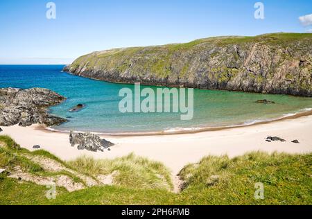 De belles ondelettes courbes et du sable blanc au bout de la plage de Sangomore, Durness, Sutherland, Scottish Highlands, lors d'une journée de printemps paisible et ensoleillée. Banque D'Images