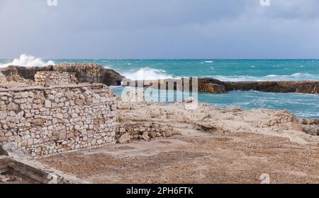 Paysage côtier avec vagues éclaboussant à la mer Méditerranée. Brise-lames en pierre de la plage de Montazah, Alexandrie, Égypte Banque D'Images