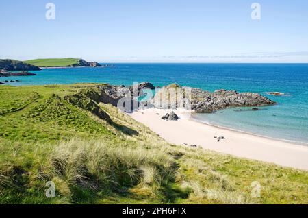 Affleurements rocheux, sable blanc magnifique et mer bleu calme à la plage de Sango Sands, Durness, Sutherland Scottish Highlands, Écosse, le jour ensoleillé du printemps. Banque D'Images