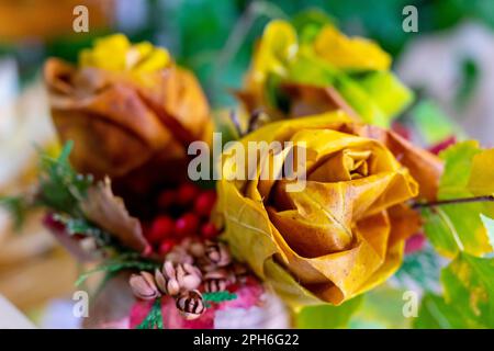 Les roses sont faites de feuilles jaunes d'automne Banque D'Images