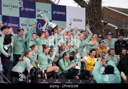 Les équipages hommes et femmes de Cambridge célèbrent la victoire après la course de bateaux Gemini 77th 2023 sur la Tamise à Londres. Date de la photo: Dimanche 26 mars 2023. Banque D'Images