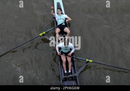 L'équipage de Cambridge célèbre la victoire après la course masculine lors de la course de bateaux Gemini 2023 sur la Tamise, Londres. Date de la photo: Dimanche 26 mars 2023. Banque D'Images