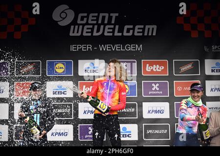 Wevelgem, Belgique. 26th mars 2023. US Megan Jastab de Team DSM, Suisse Marlen Reusser de SD Worx et Maike Van Der Duin célèbrent sur le podium de la course cycliste féminine Gent-Wevelgem - en Flandre, 162, à 5 km d'Ieper à Wevelgem, dimanche 26 mars 2023. BELGA PHOTO JASPER JACOBS crédit: Belga News Agency/Alay Live News Banque D'Images