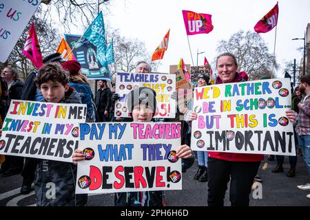 Londres, Royaume-Uni. 15th mars 2023. Les enseignants et les enfants se font la queue au début de la plus grande manifestation depuis le début des grèves. La manifestation de la Journée du budget dans le centre de Londres. Des milliers de personnes ont défilé dans les rues vers Trafalgar Square, où des enseignants, des médecins subalternes et des fonctionnaires ont tous été en train de frapper pour obtenir un meilleur salaire et de meilleures conditions de travail. Au total, environ un demi-million de travailleurs du secteur public dans tout le pays ont dépassé les salaires. Banque D'Images