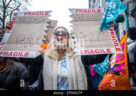 Londres, Royaume-Uni. 15th mars 2023. L’éducation est un signe brisé. Les manifestants ont manifesté le plus fort depuis le début des grèves. La manifestation de la Journée du budget dans le centre de Londres. Des milliers de personnes ont défilé dans les rues vers Trafalgar Square, où des enseignants, des médecins subalternes et des fonctionnaires ont tous été en train de frapper pour obtenir un meilleur salaire et de meilleures conditions de travail. Au total, environ un demi-million de travailleurs du secteur public dans tout le pays ont dépassé les salaires. Banque D'Images