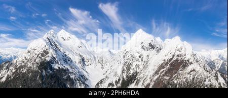 Vue panoramique aérienne des sommets de Golden Ears couverts de neige. Contexte de la nature Banque D'Images