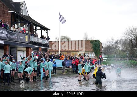 Les équipages hommes et femmes de Cambridge et les équipes de réserve célèbrent la victoire après la course de bateaux Gemini 77th 2023 sur la Tamise à Londres. Date de la photo: Dimanche 26 mars 2023. Banque D'Images