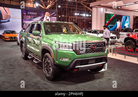 Toronto, Canada - 02 25 2023 : le pick-up intermédiaire vert Frontier Pro-4X 2023 de Nissan est présenté au salon international de l'auto 2023 du Canada. Moteur Nissan Banque D'Images