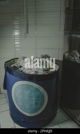 Sac de linge sale plein Banque D'Images