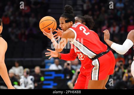 25 mars 2023: Ohio State Buckees avance Taylor Thierry (2) lors du match de basket-ball sémifinal NCAA féminin régional entre les Ohio State Buckees et les UConn Huskies à la Climate gage Arena à Seattle, WA. L'État de l'Ohio a battu UConn 73-61 pour gagner une place dans l'Elite 8. Steve Faber/CSM Banque D'Images