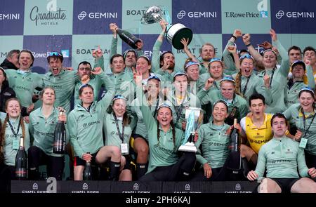 Les équipages hommes et femmes de Cambridge célèbrent la victoire après la course de bateaux Gemini 2023 sur la Tamise, à Londres. Date de la photo: Dimanche 26 mars 2023. Banque D'Images