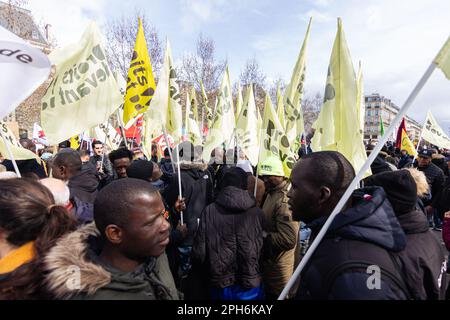 Paris, France. 25th mars 2023. Les manifestants tiennent des drapeaux lors d'une manifestation contre la loi de Darmanin. Des milliers de migrants français et sans papiers ont manifesté contre ce projet de loi de Gerald Darmanin, ministre français de l'intérieur, qui entend restreindre davantage le droit d'asile, la précarité et la criminalisation des immigrants et augmenter la part de travail qui peut être forcée à travailler et déportée à volonté. Crédit : SOPA Images Limited/Alamy Live News Banque D'Images