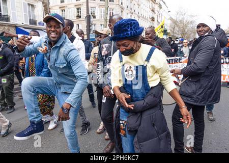 Paris, France. 25th mars 2023. Les migrants dansent lors d'une manifestation contre la loi du Darmanin. Des milliers de migrants français et sans papiers ont manifesté contre ce projet de loi de Gerald Darmanin, ministre français de l'intérieur, qui entend restreindre davantage le droit d'asile, la précarité et la criminalisation des immigrants et augmenter la part de travail qui peut être forcée à travailler et déportée à volonté. Crédit : SOPA Images Limited/Alamy Live News Banque D'Images