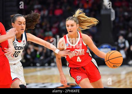 25 mars 2023: Les Buckees de l'État de l'Ohio gardent Jacy Sheldon (4) pendant le match de basket-ball sémifinal régional de la NCAA pour femmes entre les Buckees de l'État de l'Ohio et les Huskies de l'UConn à l'aréna Climate gage à Seattle, WA. L'État de l'Ohio a battu UConn 73-61 pour gagner une place dans l'Elite 8. Steve Faber/CSM Banque D'Images