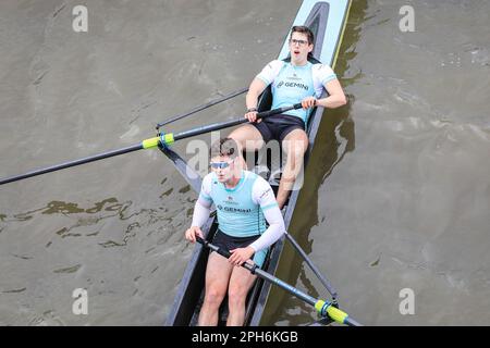 Londres, Royaume-Uni. 26th mars 2023. Matt Edge (Bow) et Nick Mayhew (2), fêtent. La course masculine - Cambridge gagne encore une fois, après leur victoire précédente dans la course féminine. La course annuelle en bateau entre les équipages de l'Université d'Oxford et de l'Université de Cambridge est en cours. Il s'étend maintenant sur 185 ans de rivalité et de tradition entre les deux universités, sur un parcours de championnat de plus de 4,25 miles le long de la Tamise dans l'ouest de Londres entre Putney et Mortlake. Credit: Imagetraceur/Alamy Live News Banque D'Images