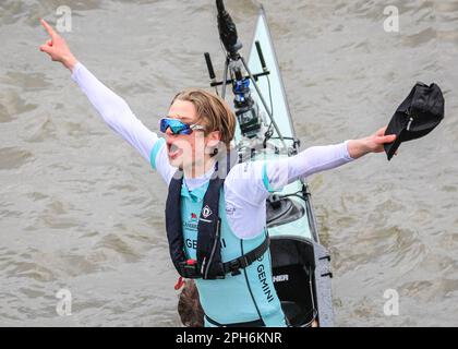 Londres, Royaume-Uni. 26th mars 2023. Cambridge Cox Jasper Parish lève les bras pour célébrer la victoire. La course masculine - Cambridge gagne encore une fois, après leur victoire précédente dans la course féminine. La course annuelle en bateau entre les équipages de l'Université d'Oxford et de l'Université de Cambridge est en cours. Il s'étend maintenant sur 185 ans de rivalité et de tradition entre les deux universités, sur un parcours de championnat de plus de 4,25 miles le long de la Tamise dans l'ouest de Londres entre Putney et Mortlake. Credit: Imagetraceur/Alamy Live News Banque D'Images