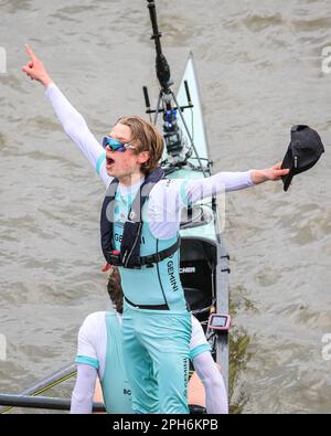 Londres, Royaume-Uni. 26th mars 2023. Cambridge Cox Jasper Parish lève les bras pour célébrer la victoire. La course masculine - Cambridge gagne encore une fois, après leur victoire précédente dans la course féminine. La course annuelle en bateau entre les équipages de l'Université d'Oxford et de l'Université de Cambridge est en cours. Il s'étend maintenant sur 185 ans de rivalité et de tradition entre les deux universités, sur un parcours de championnat de plus de 4,25 miles le long de la Tamise dans l'ouest de Londres entre Putney et Mortlake. Credit: Imagetraceur/Alamy Live News Banque D'Images