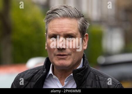 Londres, Royaume-Uni. 22nd mars 2023. Le chef du Parti travailliste Keir Starmer quitte son domicile pour assister aux questions du premier ministre. Crédit : SOPA Images Limited/Alamy Live News Banque D'Images