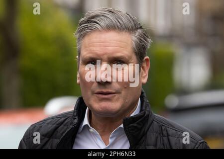 Londres, Royaume-Uni. 22nd mars 2023. Le chef du Parti travailliste Keir Starmer quitte son domicile pour assister aux questions du premier ministre. (Photo de Tejas Sandhu/SOPA Images/Sipa USA) Credit: SIPA USA/Alay Live News Banque D'Images