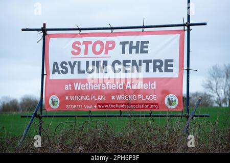 Braintree, Royaume-Uni. 26th mars 2023. 26th mars 2023, Une bannière qui dit 'Stop the Asylum Centre' à Wethersfield, Braintree, Essex, MDP Wethersfield, une ancienne base de la RAF, parle de devenir un lieu d'hébergement pour les demandeurs d'asile. Il a été signalé au gouvernement de commencer à utiliser des bases militaires et des ferries désaffectées pour héberger des migrants. Crédit : Lucy North/Alamy Live News Banque D'Images