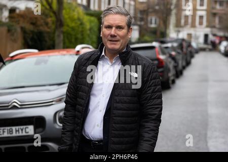 Londres, Royaume-Uni. 22nd mars 2023. Le chef du Parti travailliste Keir Starmer quitte son domicile pour assister aux questions du premier ministre. (Credit image: © Tejas Sandhu/SOPA Images via ZUMA Press Wire) USAGE ÉDITORIAL SEULEMENT! Non destiné À un usage commercial ! Banque D'Images