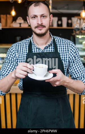 coffee shop business owner barista holding cup Banque D'Images