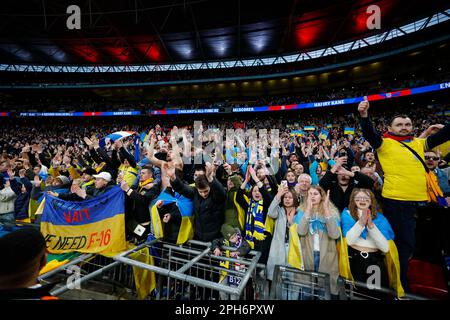 Londres, Royaume-Uni. 26th mars 2023. Londres, Angleterre, 26 mars 2023: Fans de l'Ukraine après le match de football des qualifications européennes de l'UEFA entre l'Angleterre et l'Ukraine au stade Wembley à Londres, en Angleterre. (James Whitehead/SPP) crédit: SPP Sport Press photo. /Alamy Live News Banque D'Images