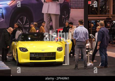 Toronto, Canada - 02 25 2023 : visiteurs du salon international de l'auto 2023 du Canada entourant la voiture de sport jaune Nissan Z 2023, successeur de Famous Banque D'Images