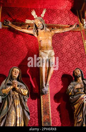 Séville, Espagne; 25 mars 2023: Intérieur de l'église de Santa Maria Magdalena. Christ de Confalon ou de Gonfalon. 16th siècle. Banque D'Images