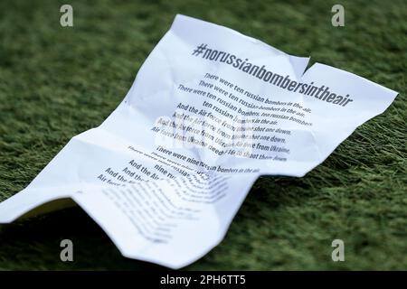 Londres, Royaume-Uni. 26th mars 2023. Une feuille de papier avec le drapeau ukrainien d'un côté et les paroles d'une chanson anti-russe de l'autre côté est lancée sur le terrain lors du match de qualification de l'UEFA Euro 2024 du groupe C entre l'Angleterre et l'Ukraine au stade Wembley sur 26 mars 2023 à Londres, en Angleterre. (Photo de Daniel Chesterton/phcimages.com) Credit: PHC Images/Alamy Live News Banque D'Images