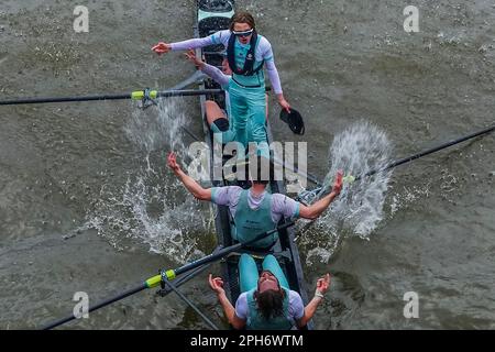 Londres, Royaume-Uni. 26th mars 2023. Londres, Royaume-Uni. 26 mars 2023. Les frères Jasper (cox) et Oliver (7) Parish célèbrent après la ligne d'arrivée alors que la course de bateaux bleus de mens se termine par une victoire pour cambridge - la course de bateaux entre les universités d'Oxford et de Cambridge se termine au pont Chiswick. Crédit : Guy Bell/Alay Live News Banque D'Images