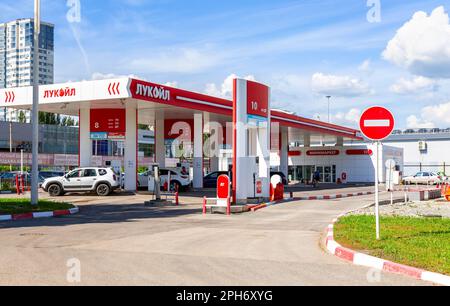 Samara, Russie - 18 juin 2022 : station-service Lukoil avec voitures de ravitaillement. Lukoil est l'une des plus grandes compagnies pétrolières russes Banque D'Images