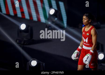 New Delhi, New Delhi, Inde. 26th mars 2023. Le Nikhat Zareen indien arrive pour le match final dans la catégorie 50 kg aux Championnats du monde de boxe féminin IBA 2023. (Credit image: © Karma Sonam Bhutia/ZUMA Press Wire) USAGE ÉDITORIAL SEULEMENT! Non destiné À un usage commercial ! Banque D'Images