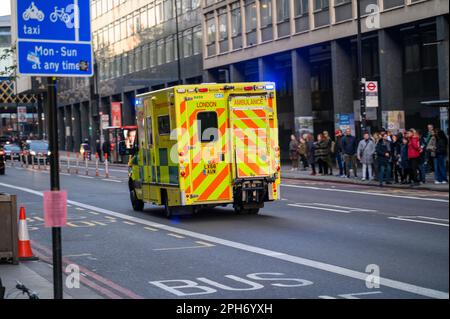 LONDRES - 12 novembre 2022 : une ambulance d'urgence traverse les rues de Londres avec des feux bleus clignotants Banque D'Images