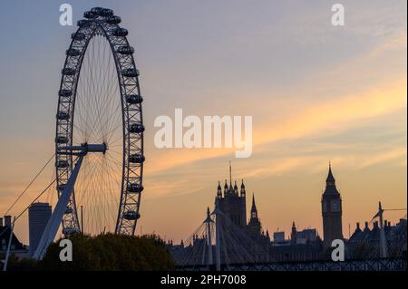 LONDRES - 12 novembre 2022 : vue imprenable sur le London Eye et Big Ben au crépuscule Banque D'Images