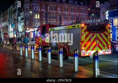 LONDRES - 12 novembre 2022 : l'équipe de lutte contre les incendies travaille toute la nuit pour protéger Londres des incendies et autres urgences. Banque D'Images