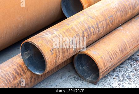 Tuyaux métalliques recouverts de rouille sur le chantier de construction. Travaux de construction en cours Banque D'Images