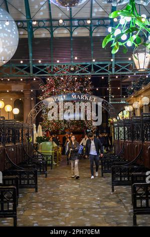 LONDRES - 12 novembre 2022: Le marché aux pommes la nuit pendant Noël est une vue à voir. Illuminé par les lumières et les décorations, l'atmosphère Banque D'Images