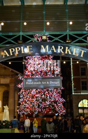 LONDRES - 12 novembre 2022 : le marché aux pommes de Covent Garden est un marché extérieur unique rempli d'antiquités, de objets de collection et d'articles faits à la main, parfait Banque D'Images