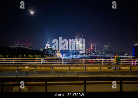 LONDRES - 12 novembre 2022 : la cathédrale Saint-Paul et la ville s'animent la nuit avec leur éclairage époustouflant, créant un horizon à couper le souffle Banque D'Images