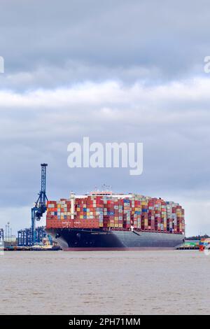 Le bateau à conteneurs Maersk Compton entre dans le port de Felixstowe, Suffolk, Royaume-Uni, assisté de remorqueurs. Banque D'Images