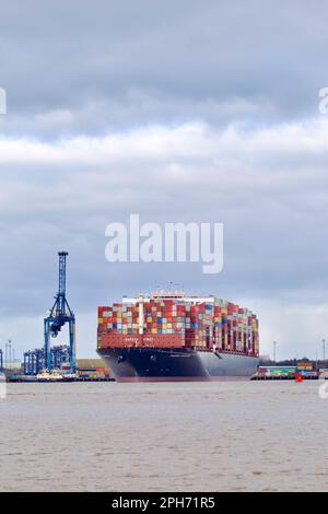 Le bateau à conteneurs Maersk Compton entre dans le port de Felixstowe, Suffolk, Royaume-Uni, assisté de remorqueurs. Banque D'Images