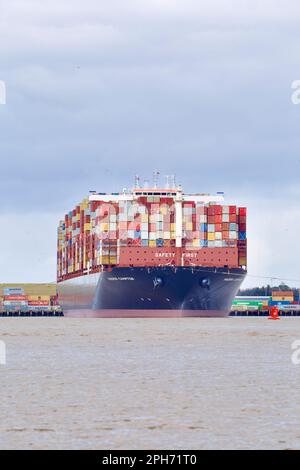 Le bateau à conteneurs Maersk Compton entre dans le port de Felixstowe, Suffolk, Royaume-Uni, assisté de remorqueurs. Banque D'Images