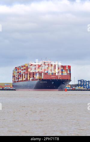 Le bateau à conteneurs Maersk Compton entre dans le port de Felixstowe, Suffolk, Royaume-Uni, assisté de remorqueurs. Banque D'Images