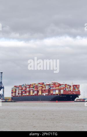 Le bateau à conteneurs Maersk Compton entre dans le port de Felixstowe, Suffolk, Royaume-Uni, assisté de remorqueurs. Banque D'Images