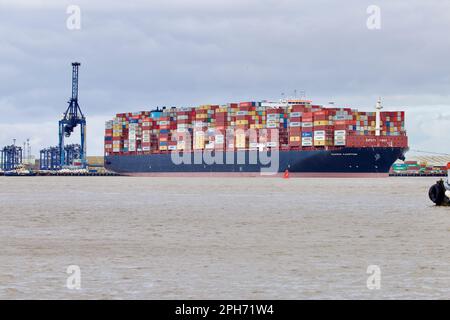 Le bateau à conteneurs Maersk Compton entre dans le port de Felixstowe, Suffolk, Royaume-Uni, assisté de remorqueurs. Banque D'Images