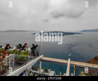 03 26 2023 - Oia, Santorin. Vous pourrez profiter d''un restaurant sur la falaise à Oia, Santorin, offrant une vue imprenable sur la mer Égée et les îles Banque D'Images