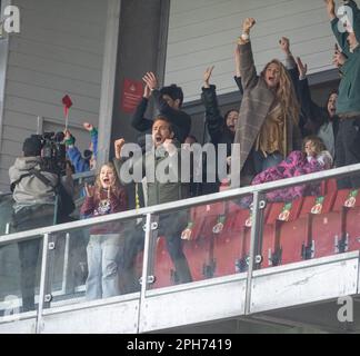 Wrexham, Wrexham County Borough, pays de Galles. 26th mars 2023. Célébrations dans la case exécutive alors que Wrexham a remporté un score tardif, pendant Wrexham Association football Club Women V Connah's Quay Nomads Women au champ de courses, dans le Genero Adran North. (Image de crédit : ©Cody Froggatt/Alamy Live News) Banque D'Images