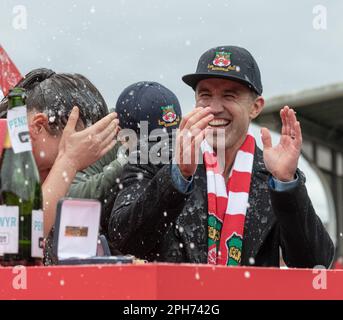 Wrexham, Wrexham County Borough, pays de Galles. 26th mars 2023. Les propriétaires de Wrexham Co Rob McElhenney et Ryan Reynolds célèbrent le titre de femme, lors du Wrexham Association football Club Women V Connah's Quay Nomads Women au champ de courses, dans le Genero Adran North. (Image de crédit : ©Cody Froggatt/Alamy Live News) Banque D'Images